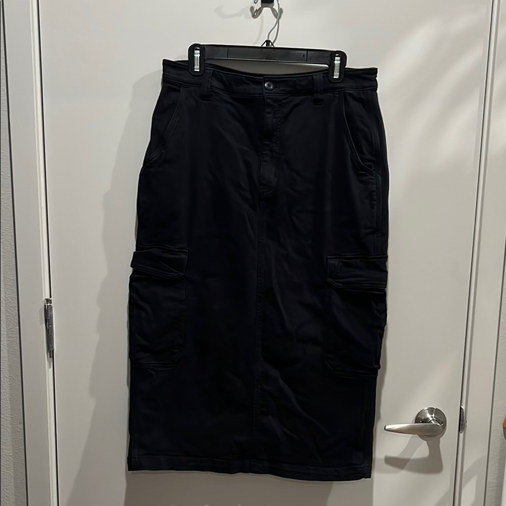 Aritzia TNA Black Midi Cargo Skirt - Black, Size 12